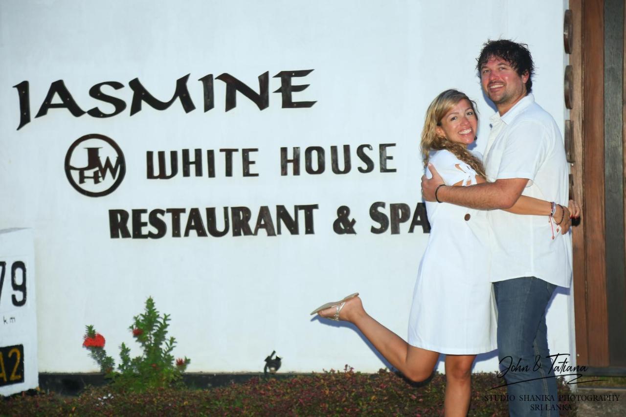 Jasmine White House Restaurant & Spa Диквела Екстериор снимка
